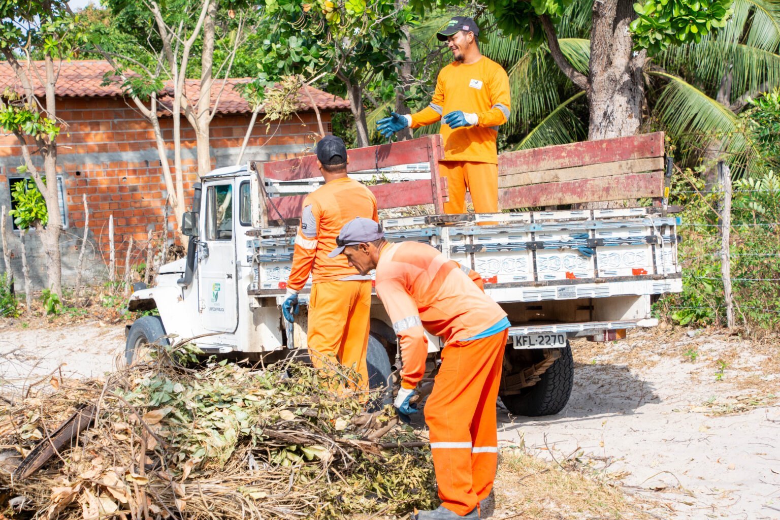 Equipe da VOX Ambiental realizando coleta de resíduos no Maranhão